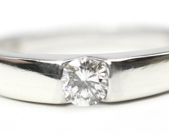 Vintage 9ct white gold Cubic Zirconia ring - fully hallmarked - size O or US 7