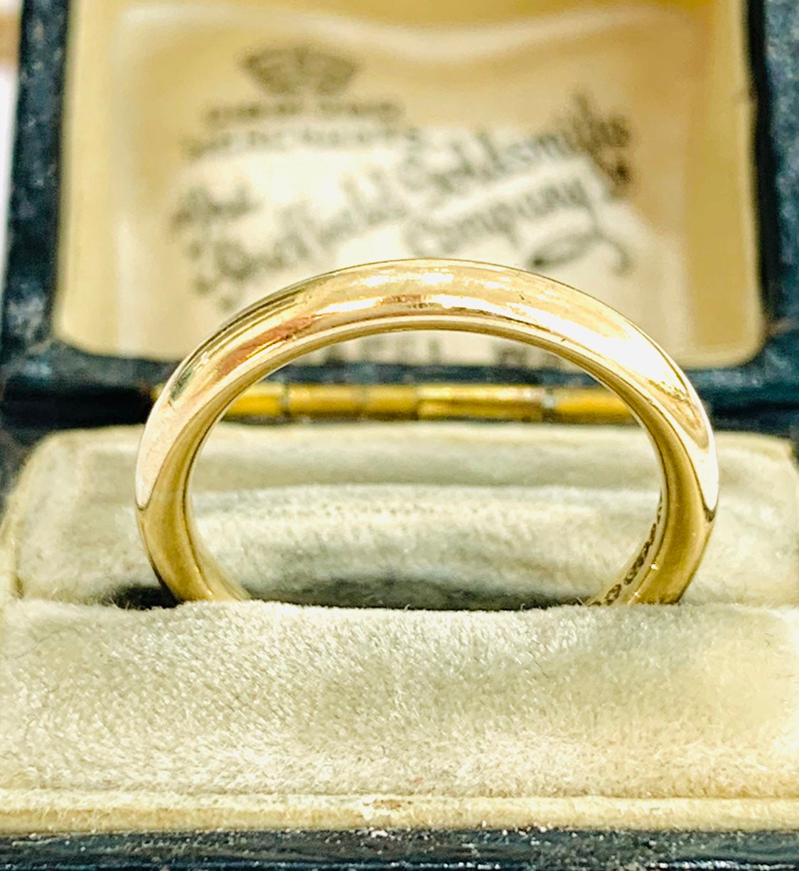 Vintage 9ct yellow gold Wedding ring with utility mark Birmingham