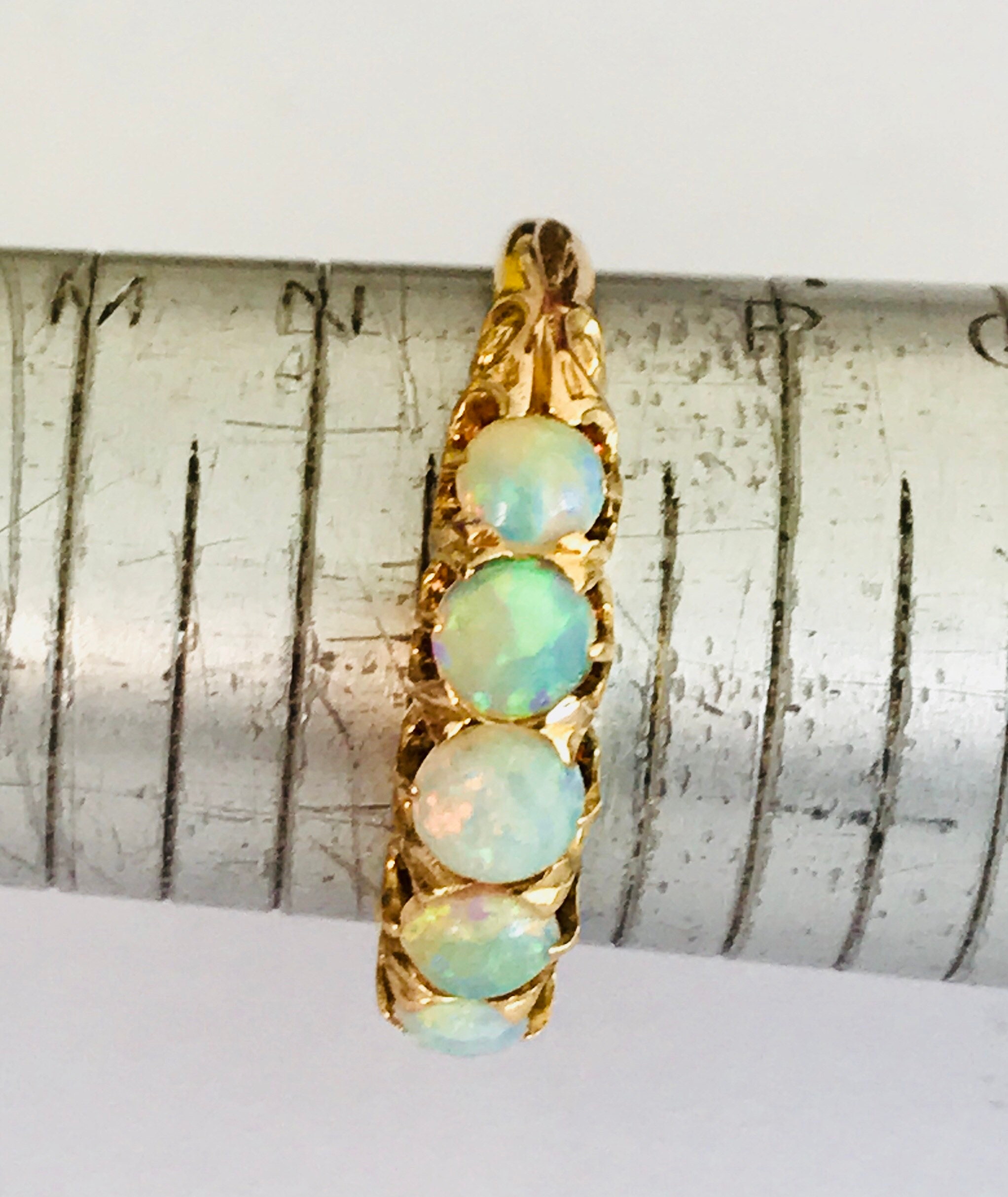 Fabulous antique 18ct gold Opal ring in excellent condition