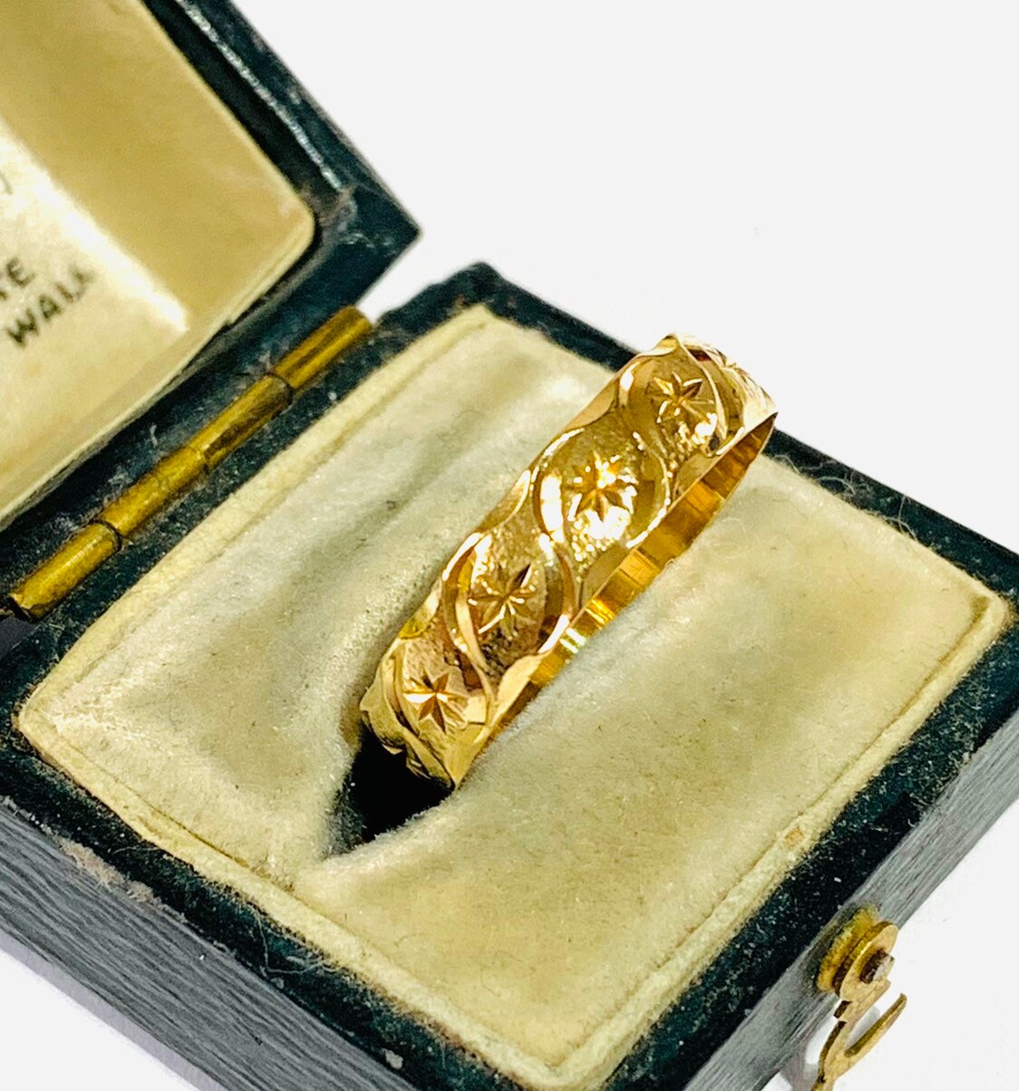 Stunning vintage 18ct gold patterned wedding ring hallmarked London 1991