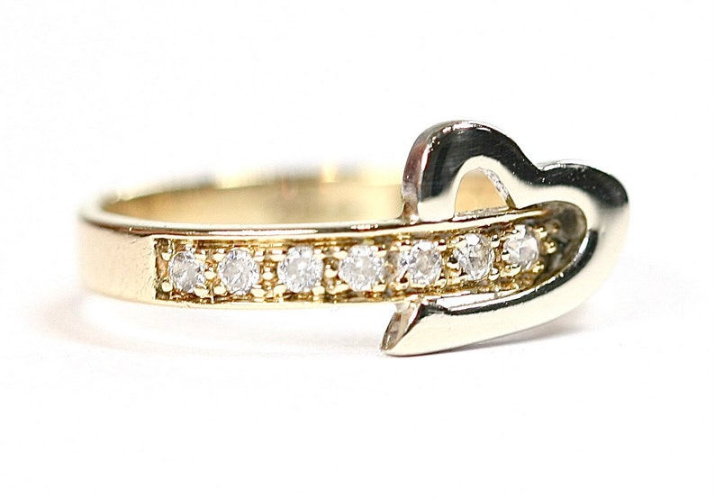 size J or US 4.5 fully hallmarked Sparkling vintage 9ct yellow gold Cubic Zirconia ring with heart detail