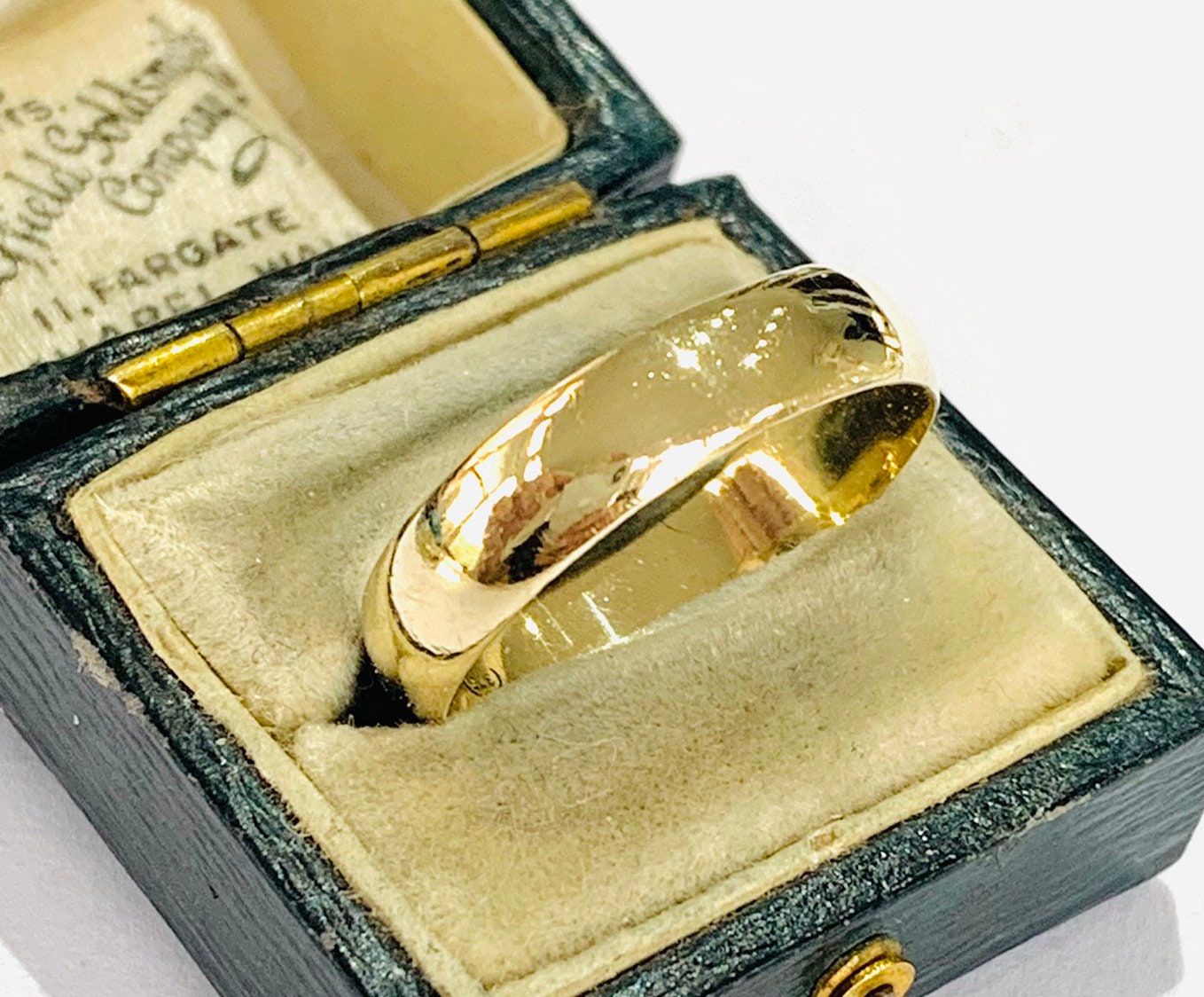 Vintage 9ct yellow gold wedding ring - size V - 10.5