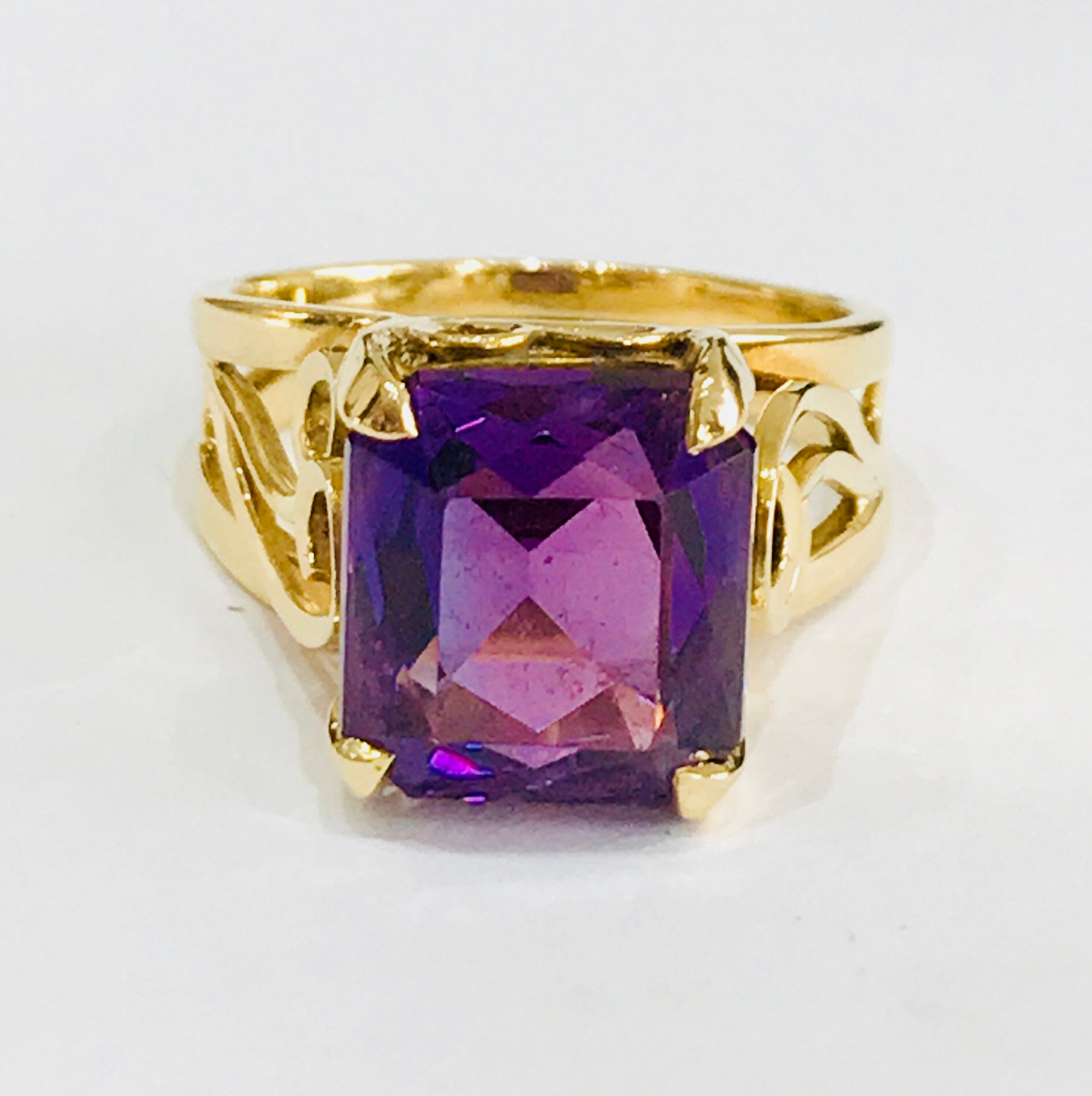 Beautiful vintage 18ct gold Amethyst statement ring in excellent condition