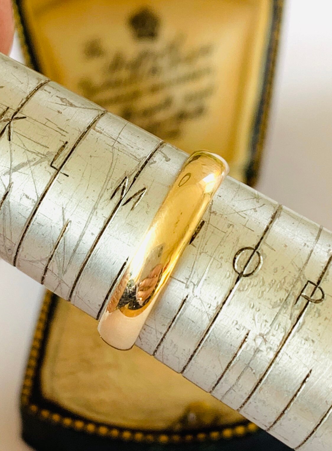Vintage 9ct yellow gold wedding ring - hallmarked Sheffield 1965 - size