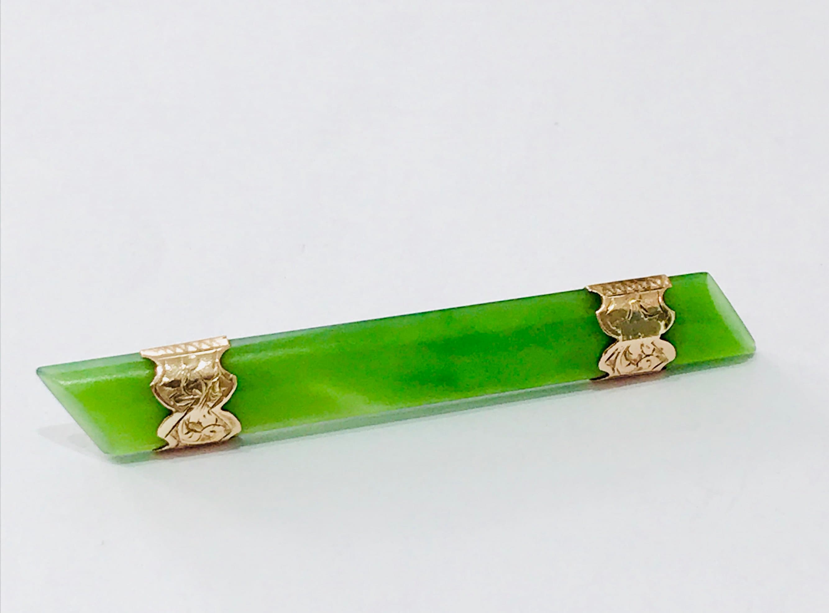 Stunning vintage 9ct yellow gold Jade brooch