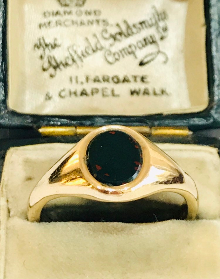 Stunning vintage Men's 9ct yellow gold Bloodstone / pinky ring