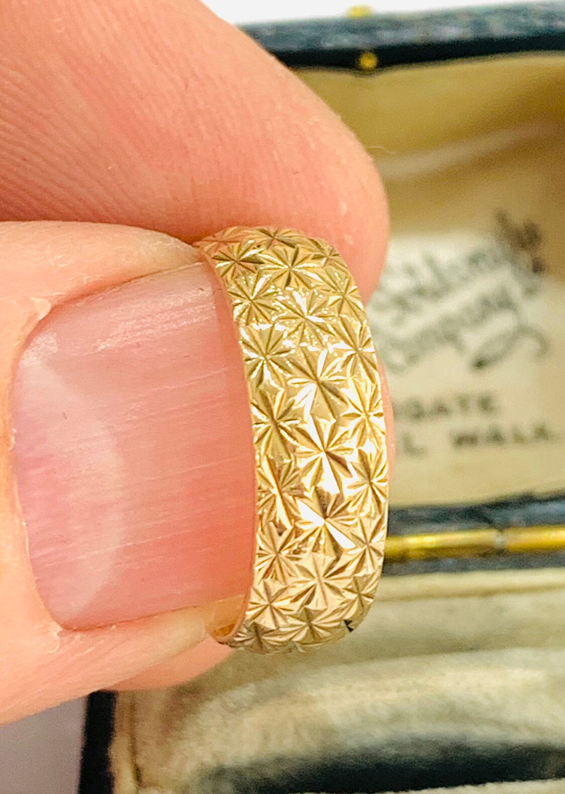 Vintage 9ct gold patterned wedding ring - hallmarked London 1991 - size