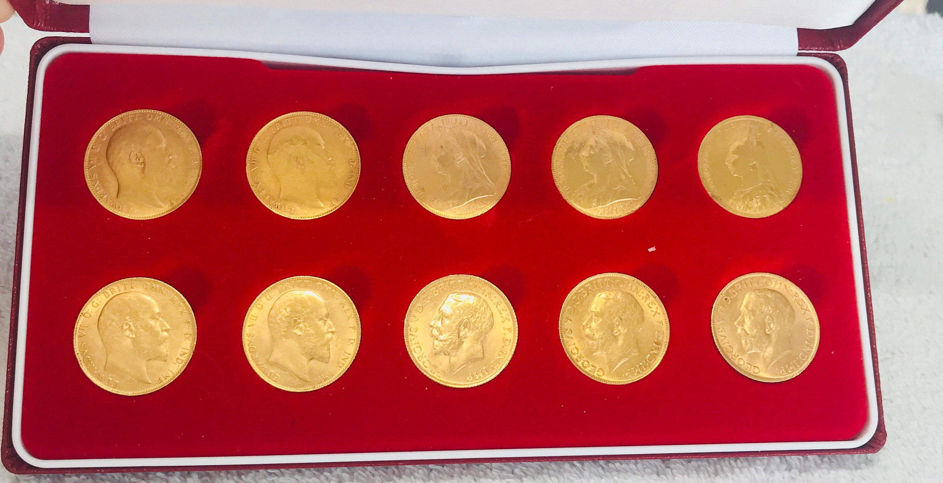Fabulous set of 10 antique 22ct gold Sovereigns in a presentation case