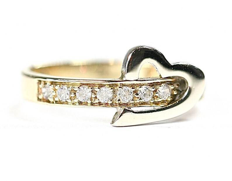 size J or US 4.5 fully hallmarked Sparkling vintage 9ct yellow gold Cubic Zirconia ring with heart detail