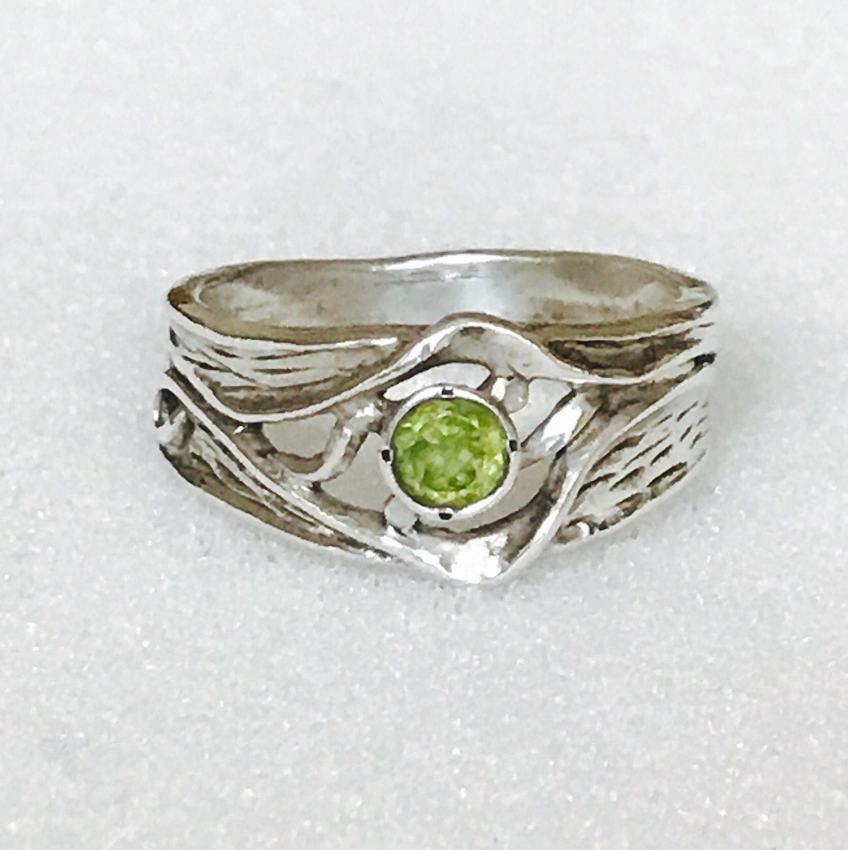 Stunning vintage sterling silver and Peridot ring