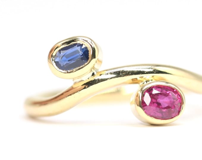 Superb and possibly unique vintage 18ct gold Ruby and Sapphire statement ring - hallmarked London 1982 - size Q or US 8
