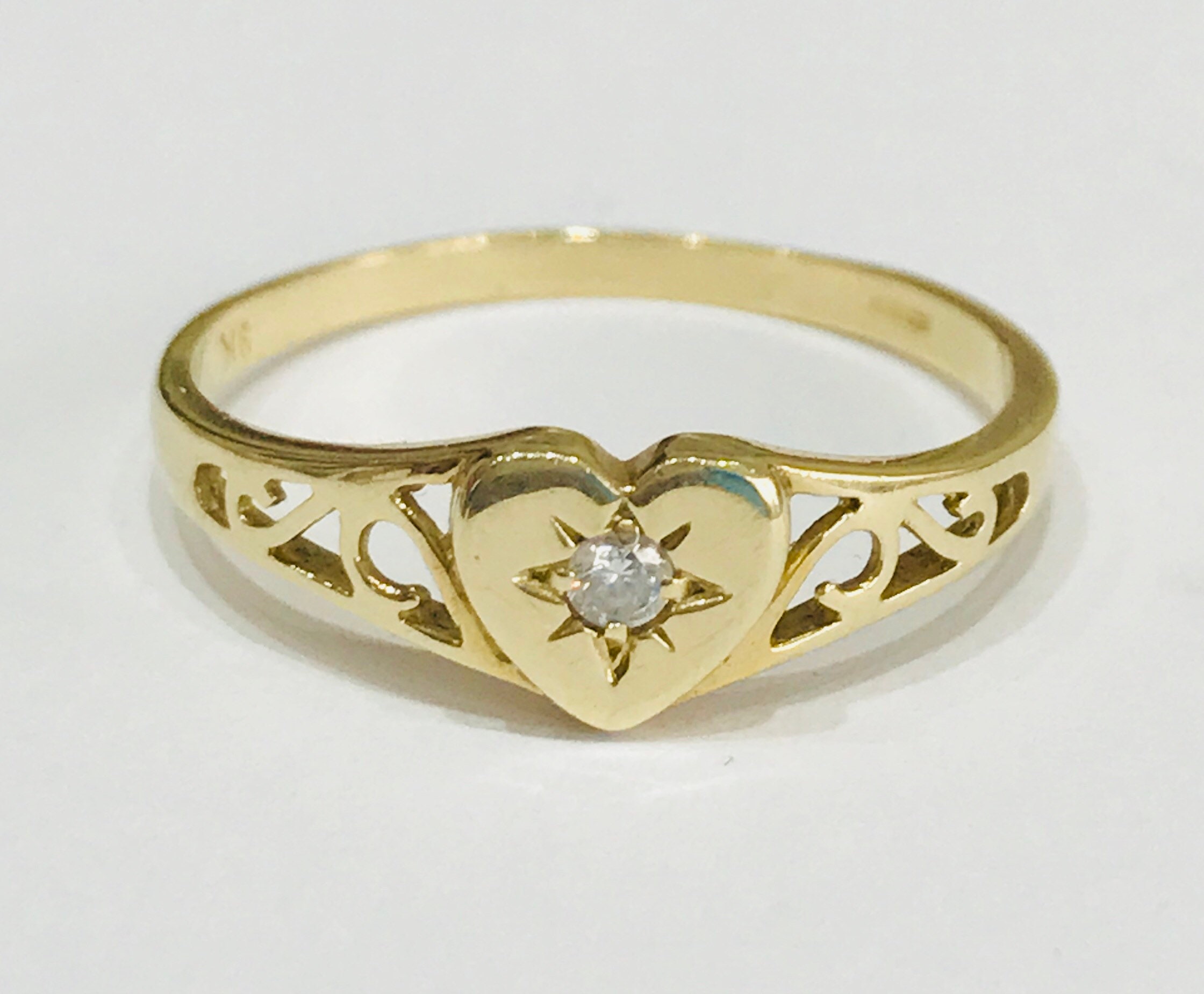 Vintage heart shaped 9ct yellow gold ring with cubic zirconia - fully