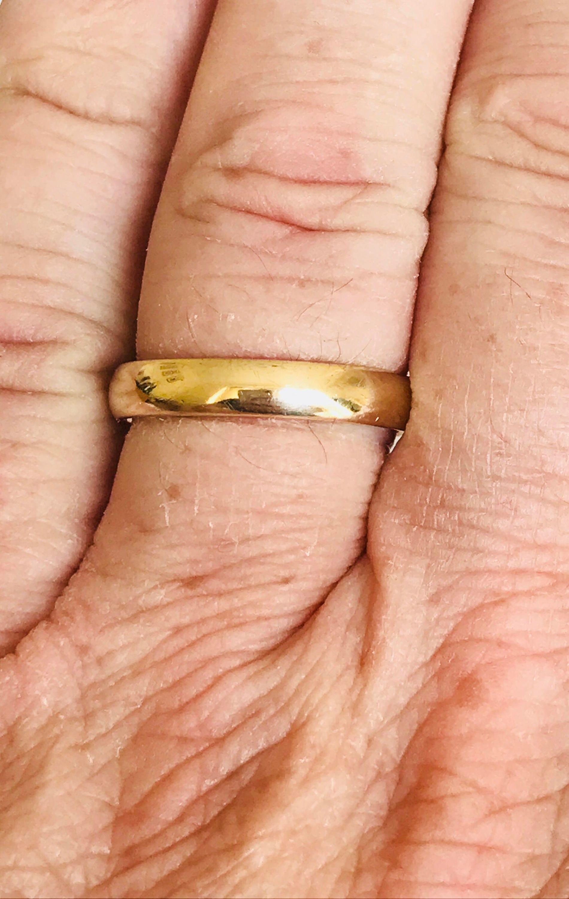 Lovely vintage 9ct yellow gold wedding ring - 1980