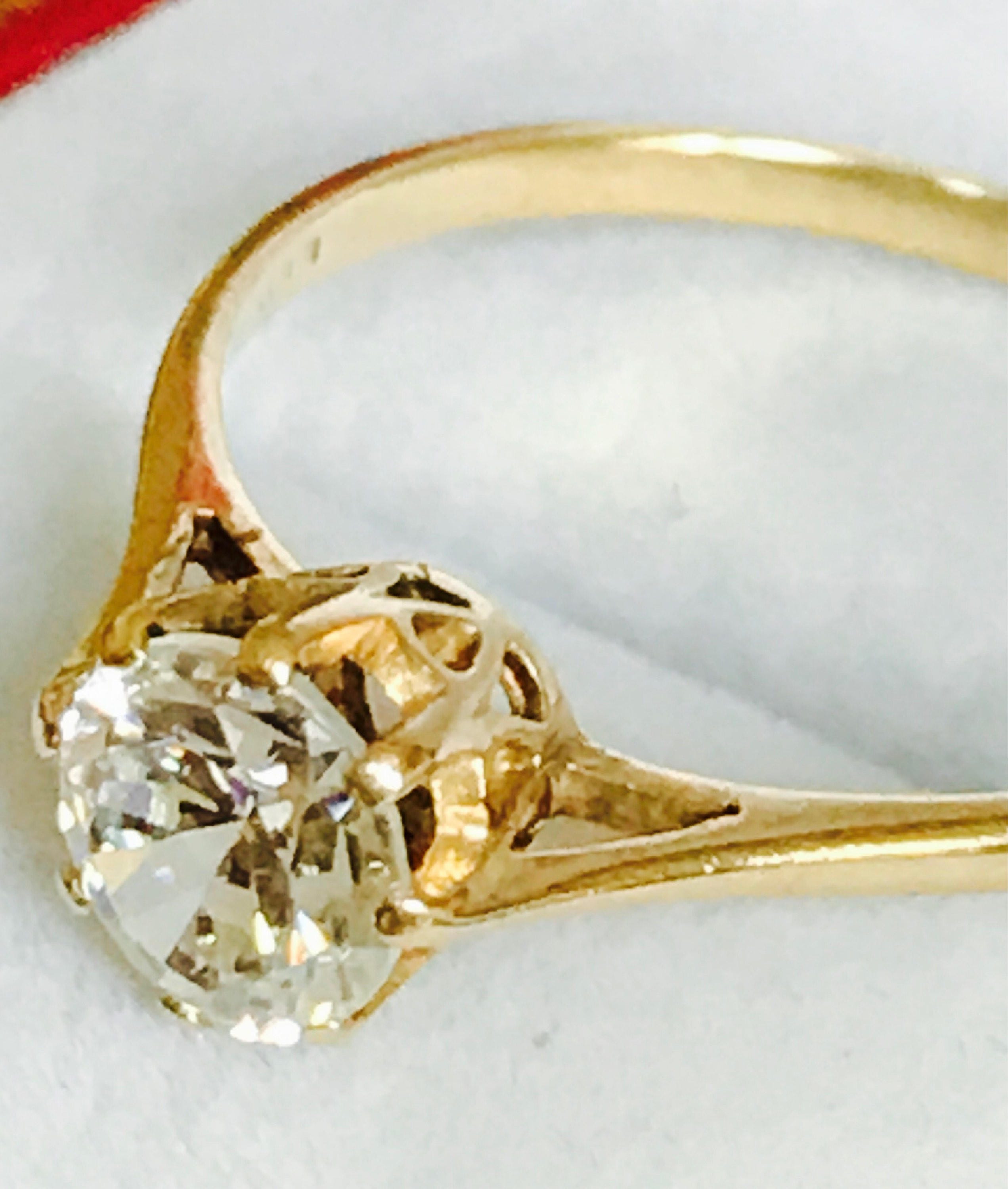 Beautiful vintage 9ct yellow gold white sapphire solitaire ring 1985