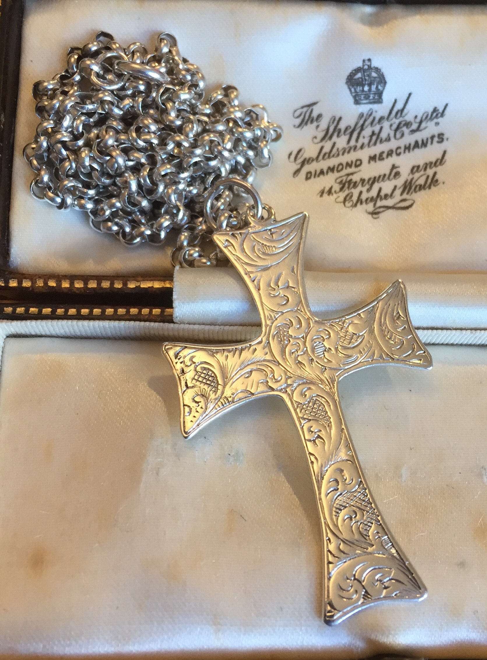 Stunning antique Sterling Silver cross & chain