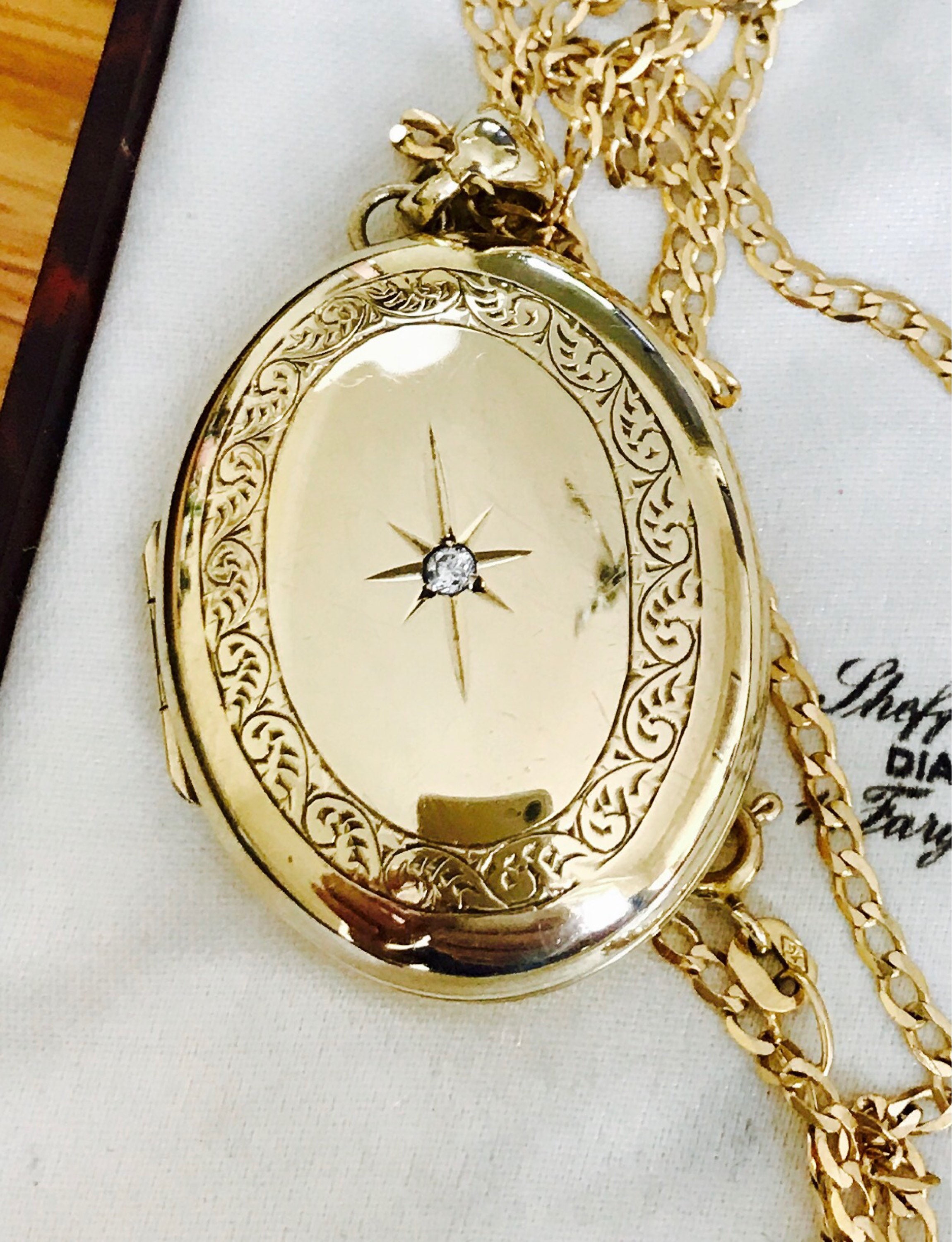 Beautiful heavy vintage solid 9ct gold diamond locket - fully hallmarked