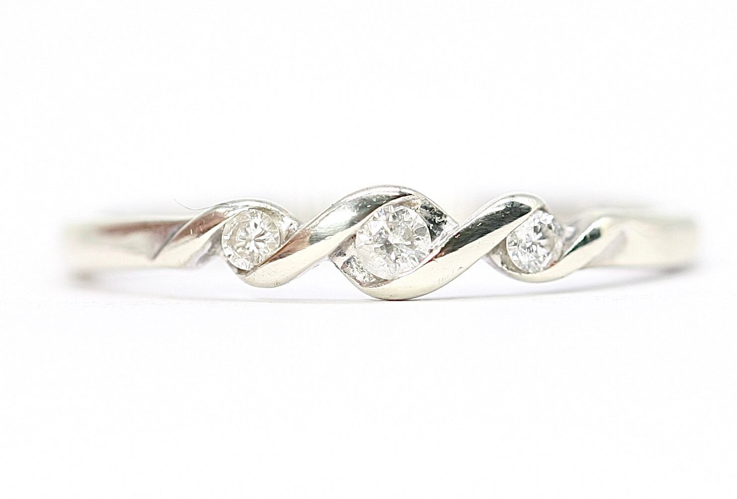 Stunning vintage 9ct white gold diamond ring - fully hallmarked - size ...