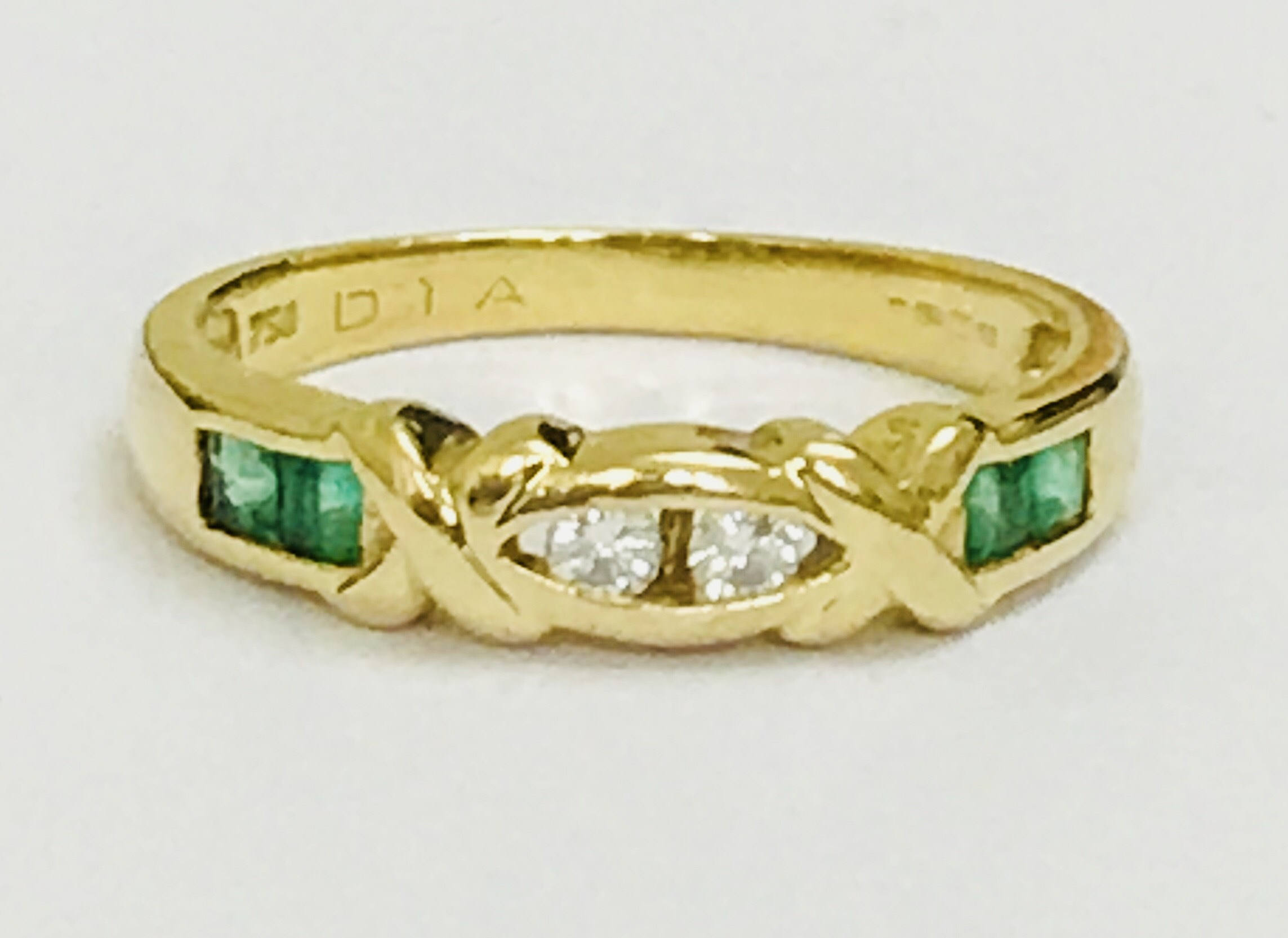 Fabulous vintage 18ct yellow gold Diamond & Emerald ring - fully hallmarked