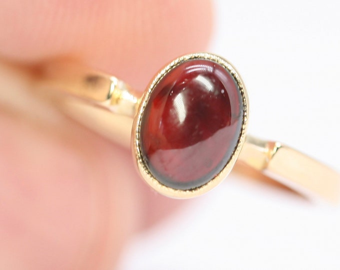 Superb antique 18ct yellow gold Garnet cabochon ring - stamped 18CT - size K or US 5