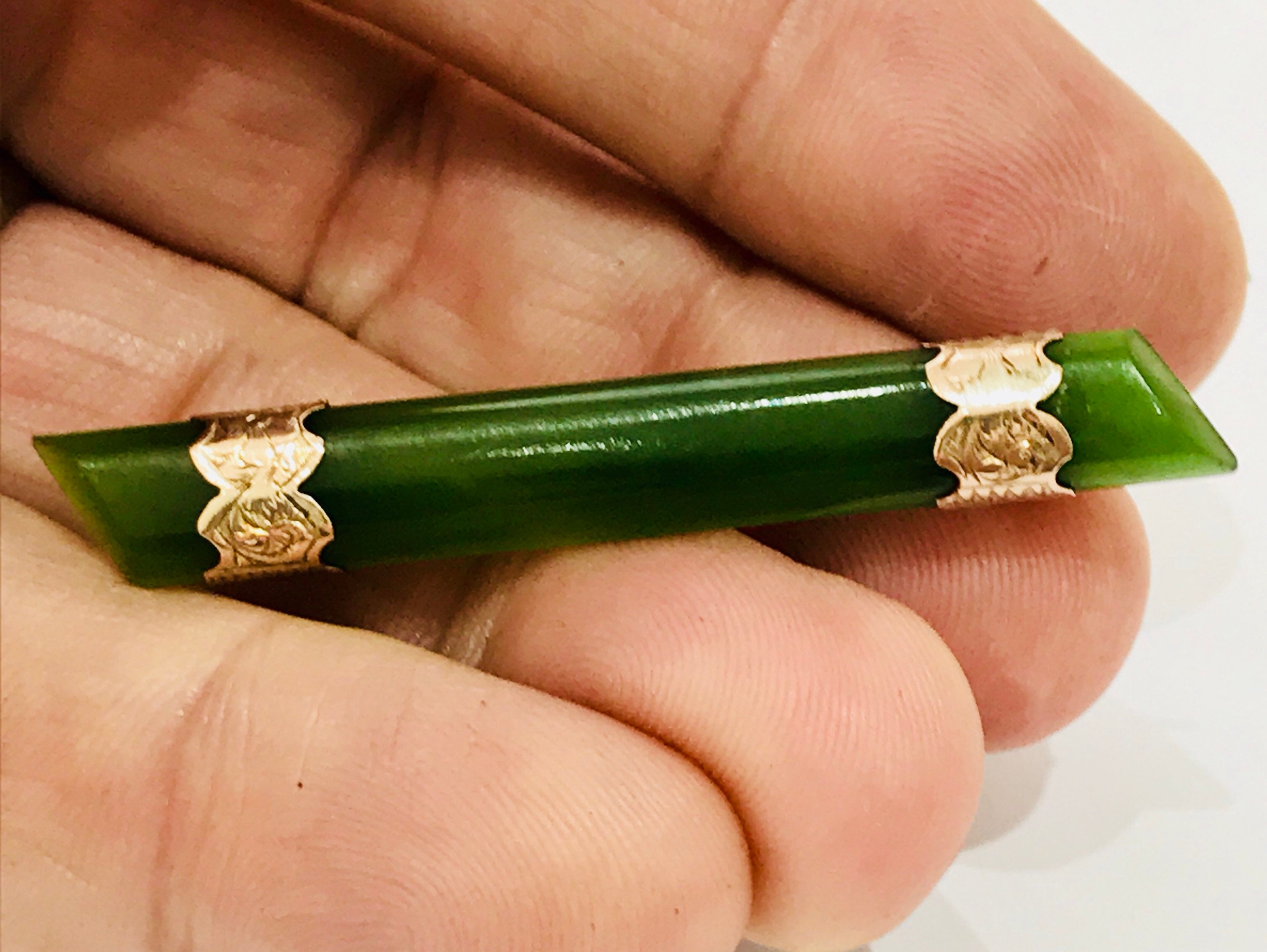 Stunning vintage 9ct yellow gold Jade brooch