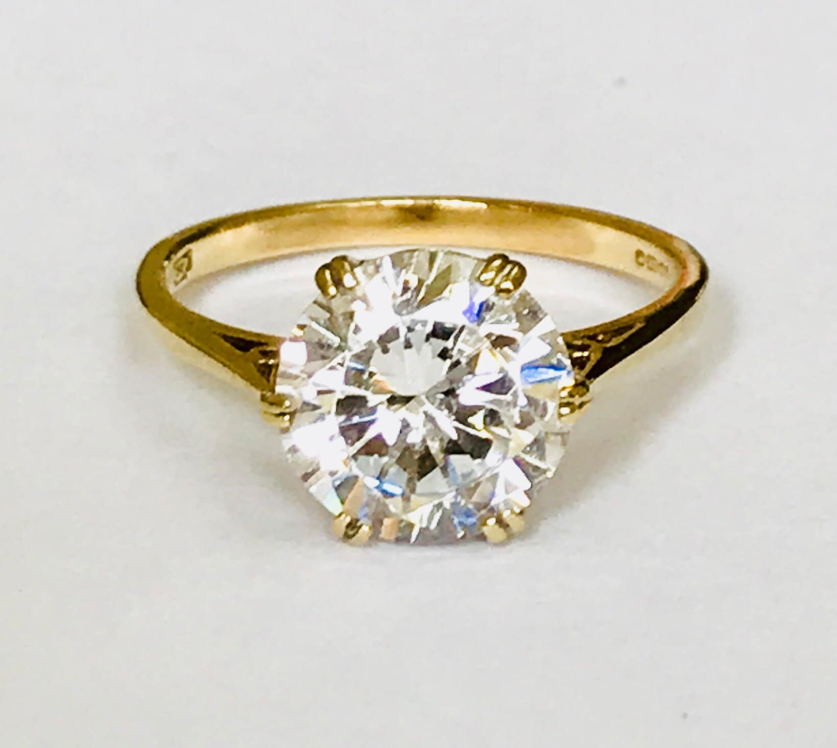 Super sparkling vintage 9ct yellow gold Cubic Zirconia solitaire ring fully hallmarked Super sparkling vintage 9ct yellow gold Cubic Zirconia solitaire ring fully hallmarked