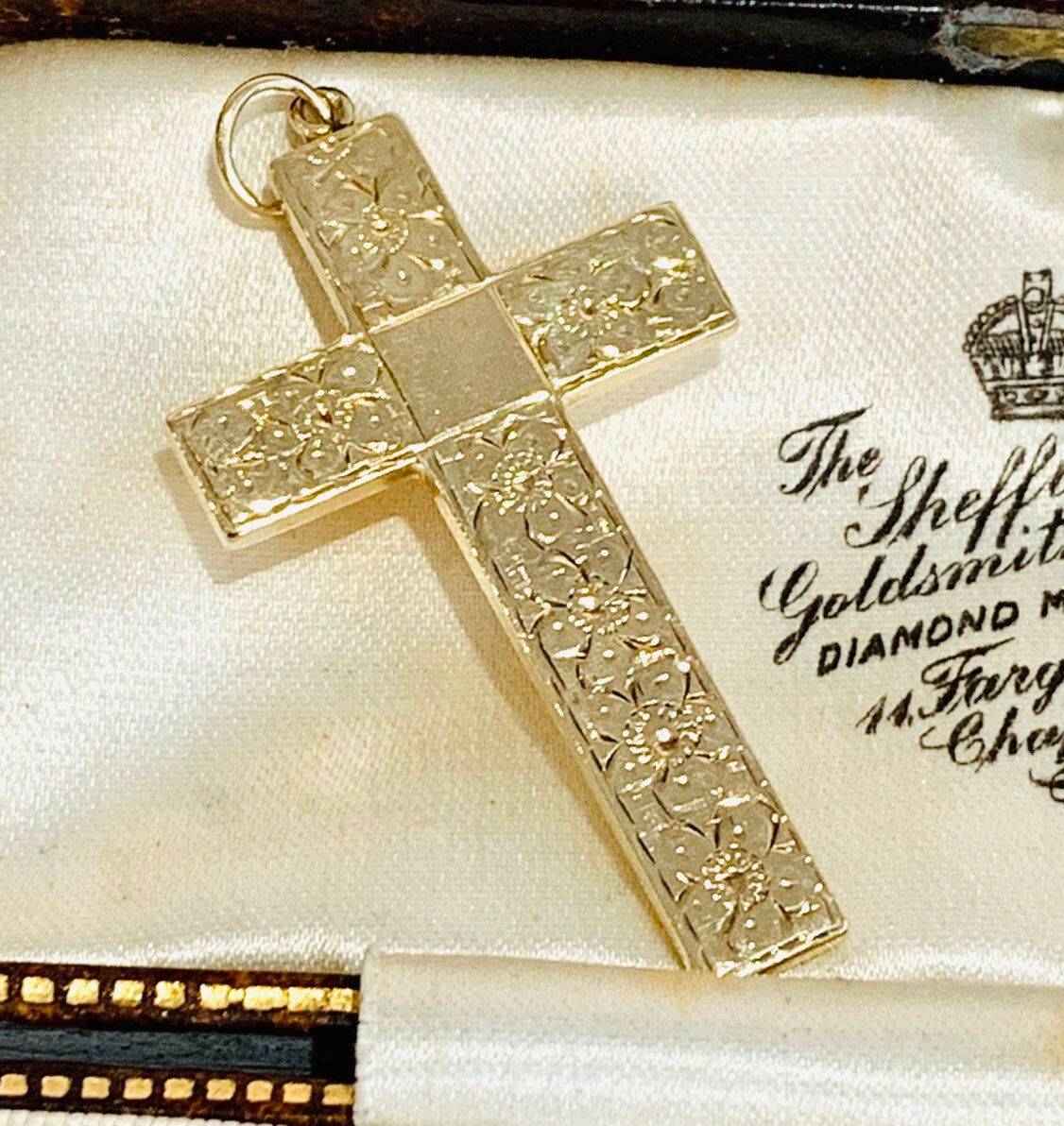 Stunning heavy vintage 9ct gold 16 inch embossed Cross necklace fully