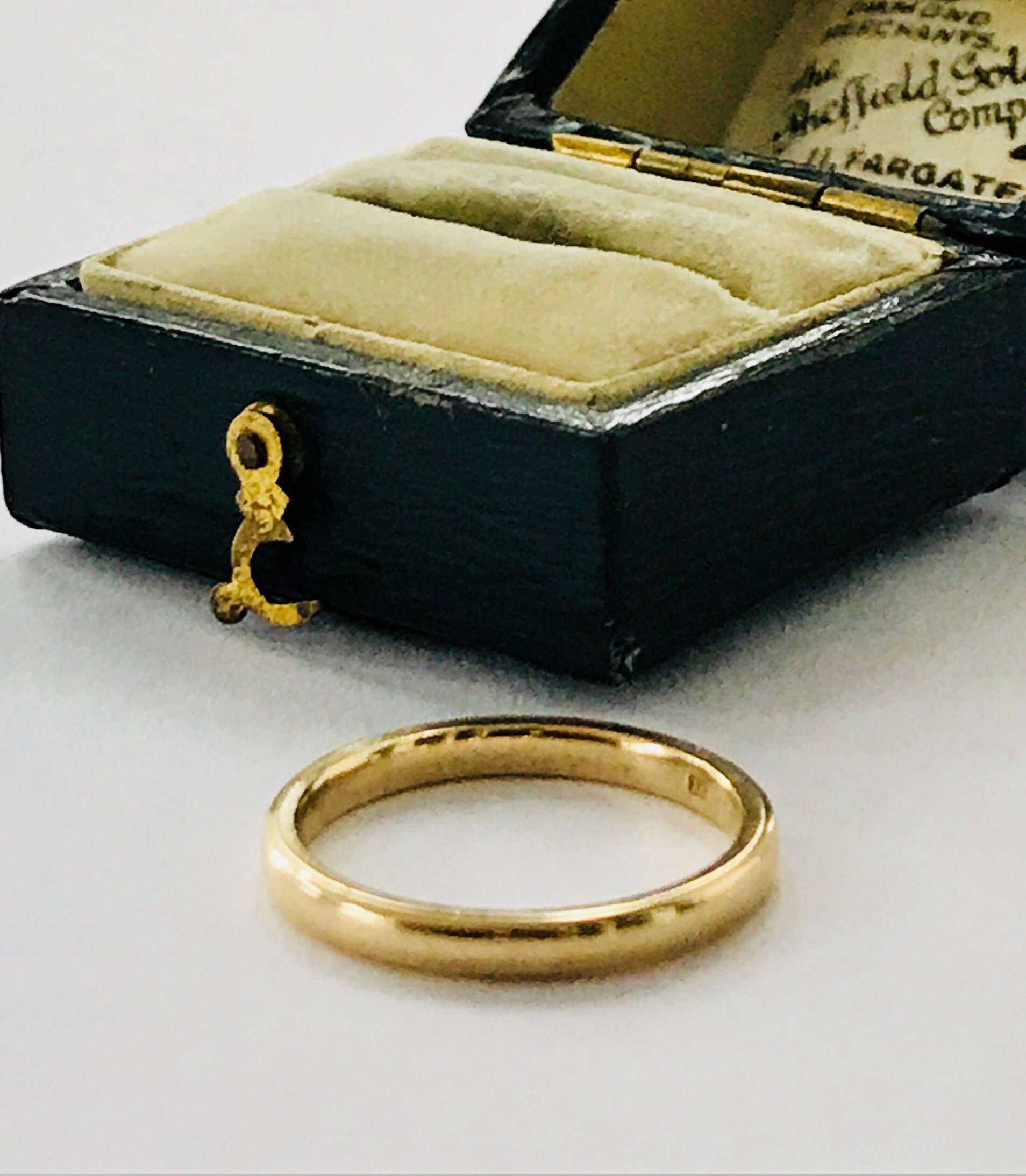 Stunning vintage 9ct yellow gold wedding ring - hallmarked Birmingham 1945