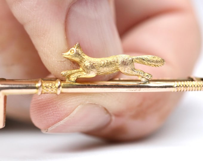 Antique 9ct gold Fox & Riding Crop brooch in original box  - stamped 9CT