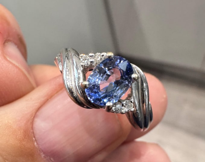 Stunning sparking 18ct white gold Tanzanite and Diamond dress ring - fully hallmarked - size N or US 6 1/2