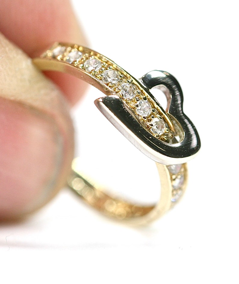 size J or US 4.5 fully hallmarked Sparkling vintage 9ct yellow gold Cubic Zirconia ring with heart detail
