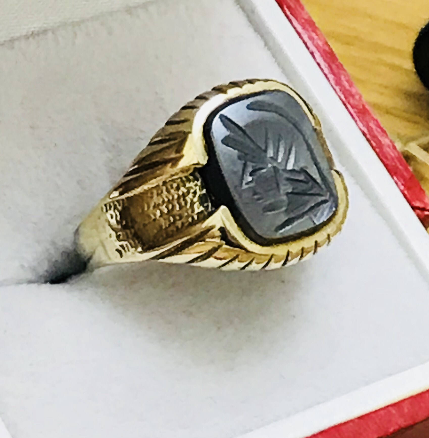 Superb vintage 9ct yellow gold Men's hematite Roman Centurion