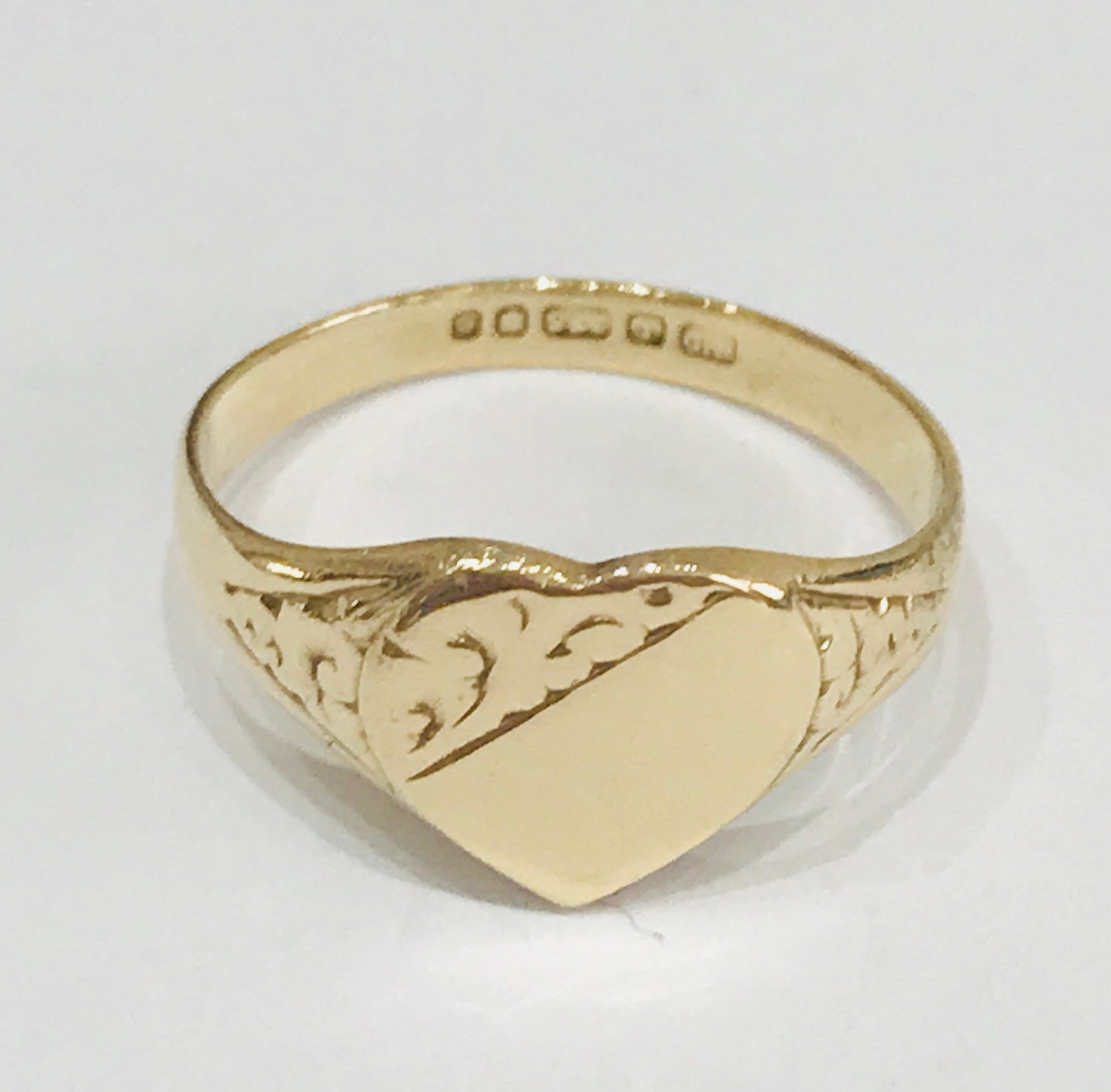Vintage 9ct yellow gold heart shaped ring hallmarked London 1979
