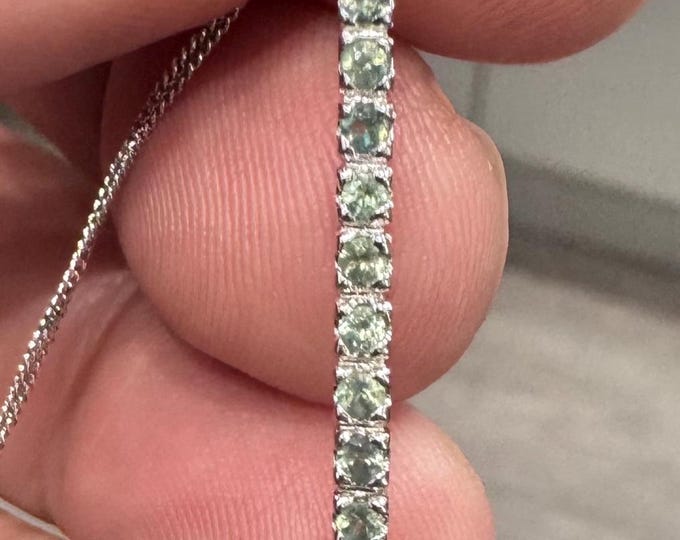 9ct white gold 18 inch Peridot pendant necklace - fully hallmarked