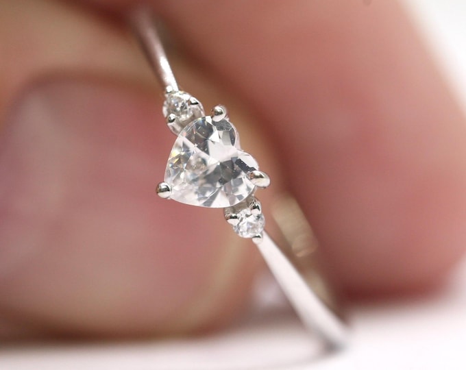 Vintage 9ct white gold Heart shaped Cubic Zirconia ring - size T or 9 1/2