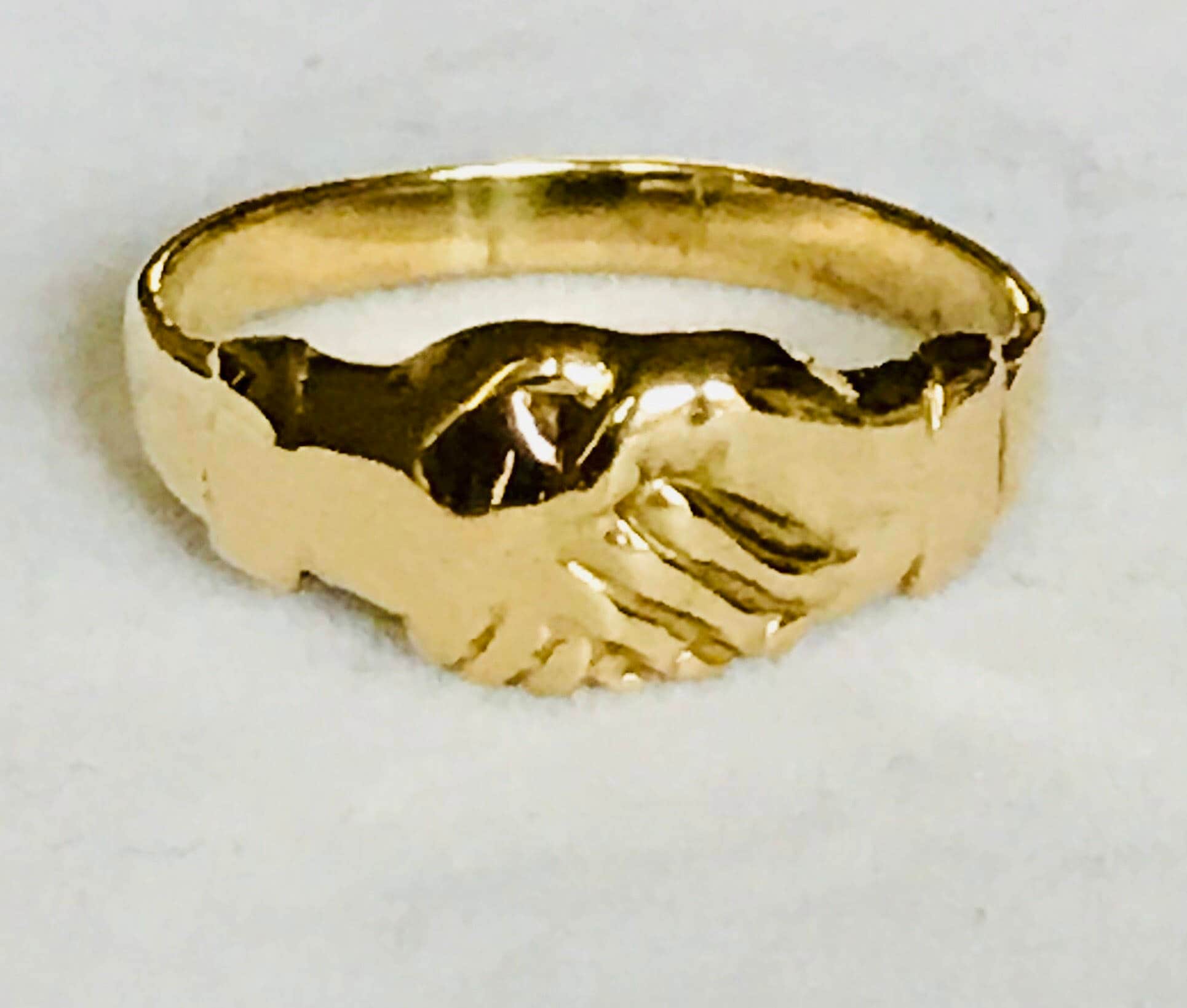 Stunning vintage 9ct yellow gold Fenian Claddagh ring
