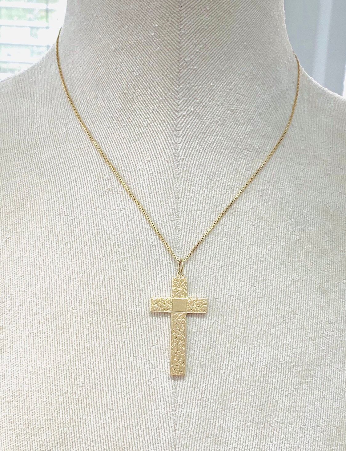 Stunning heavy vintage 9ct gold 16 inch embossed Cross necklace fully