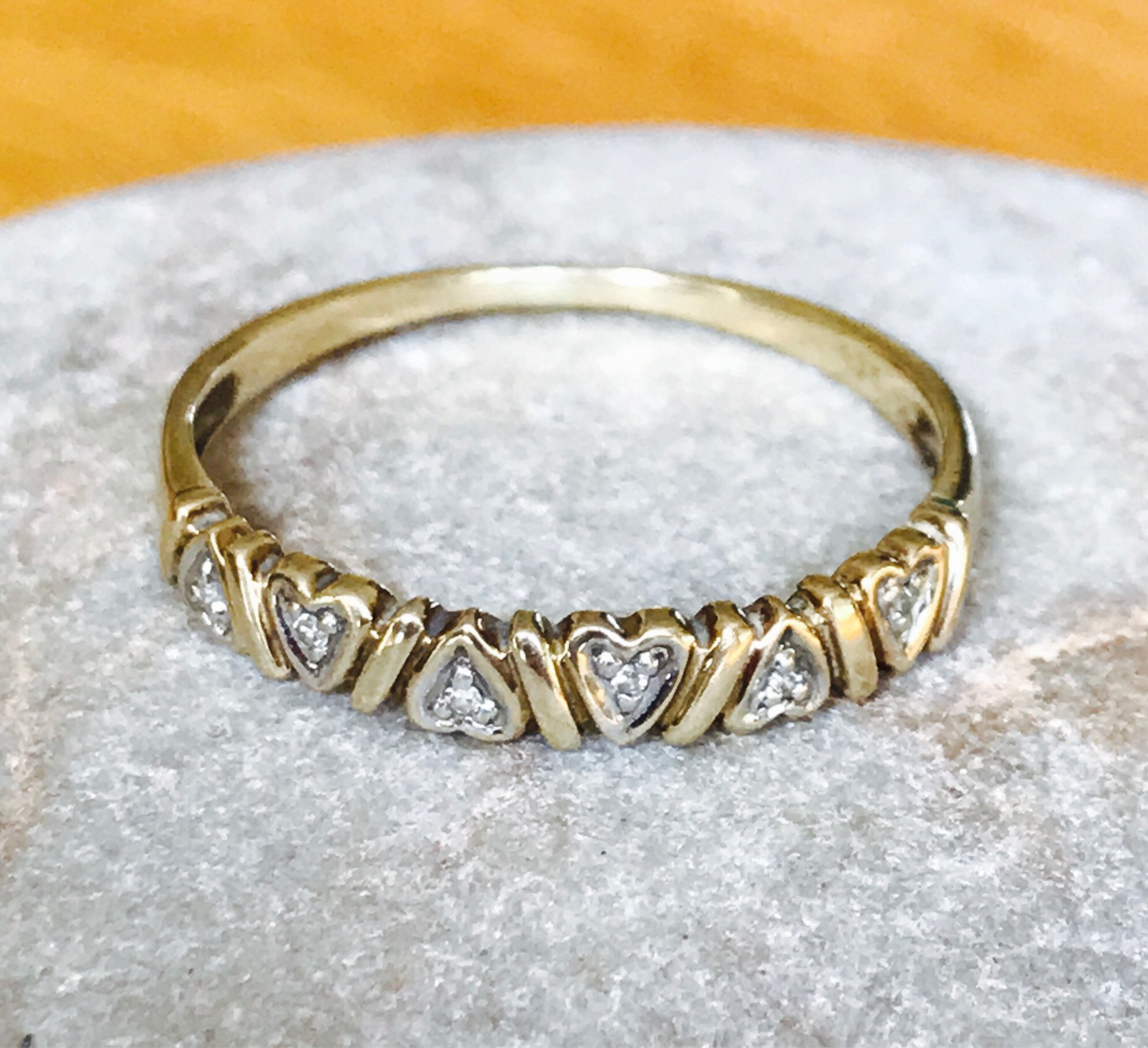 Lovely vintage 9ct white and yellow gold diamond ring