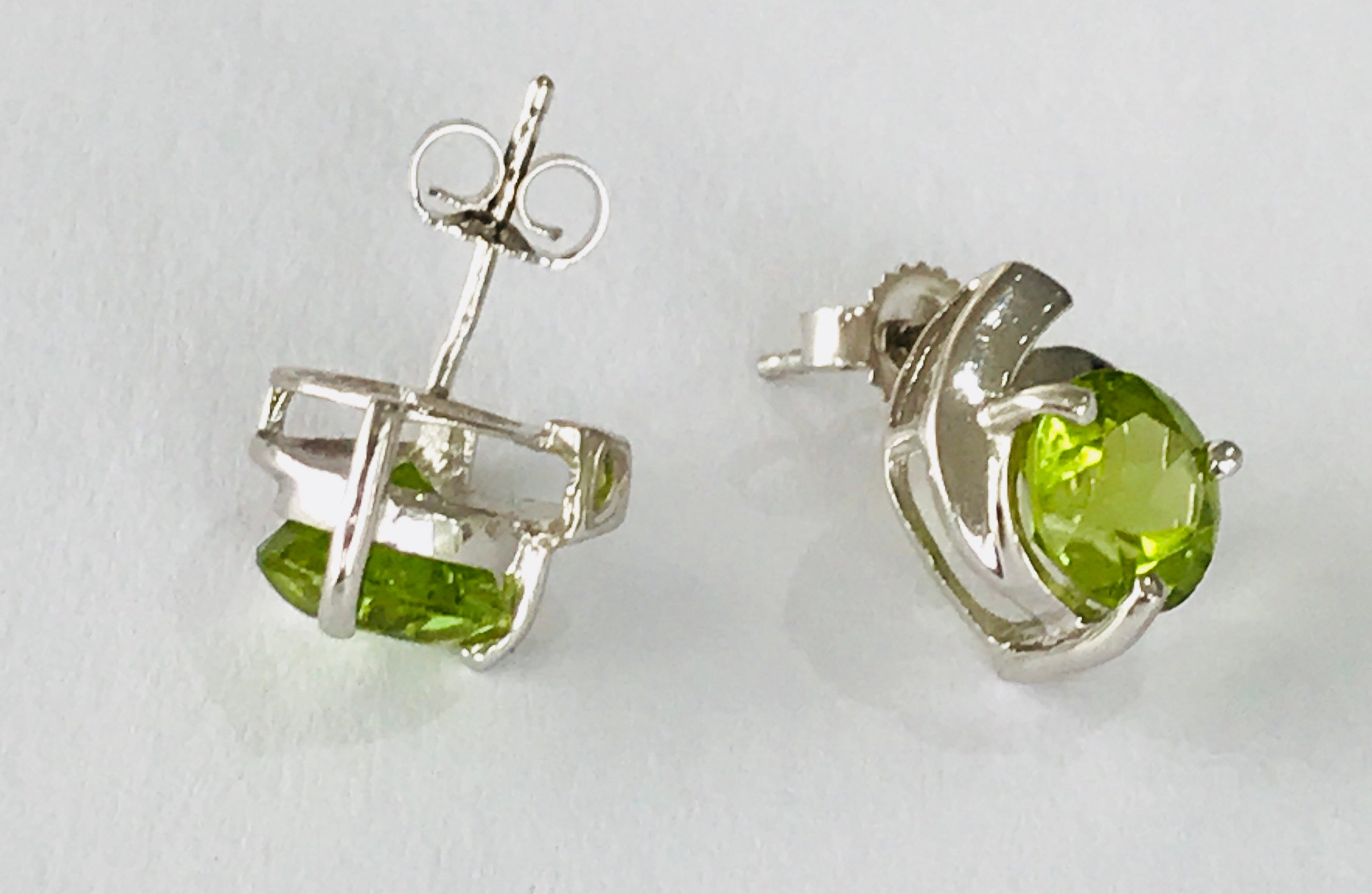 Stunning vintage 9ct white gold Peridot stud earrings - fully ...