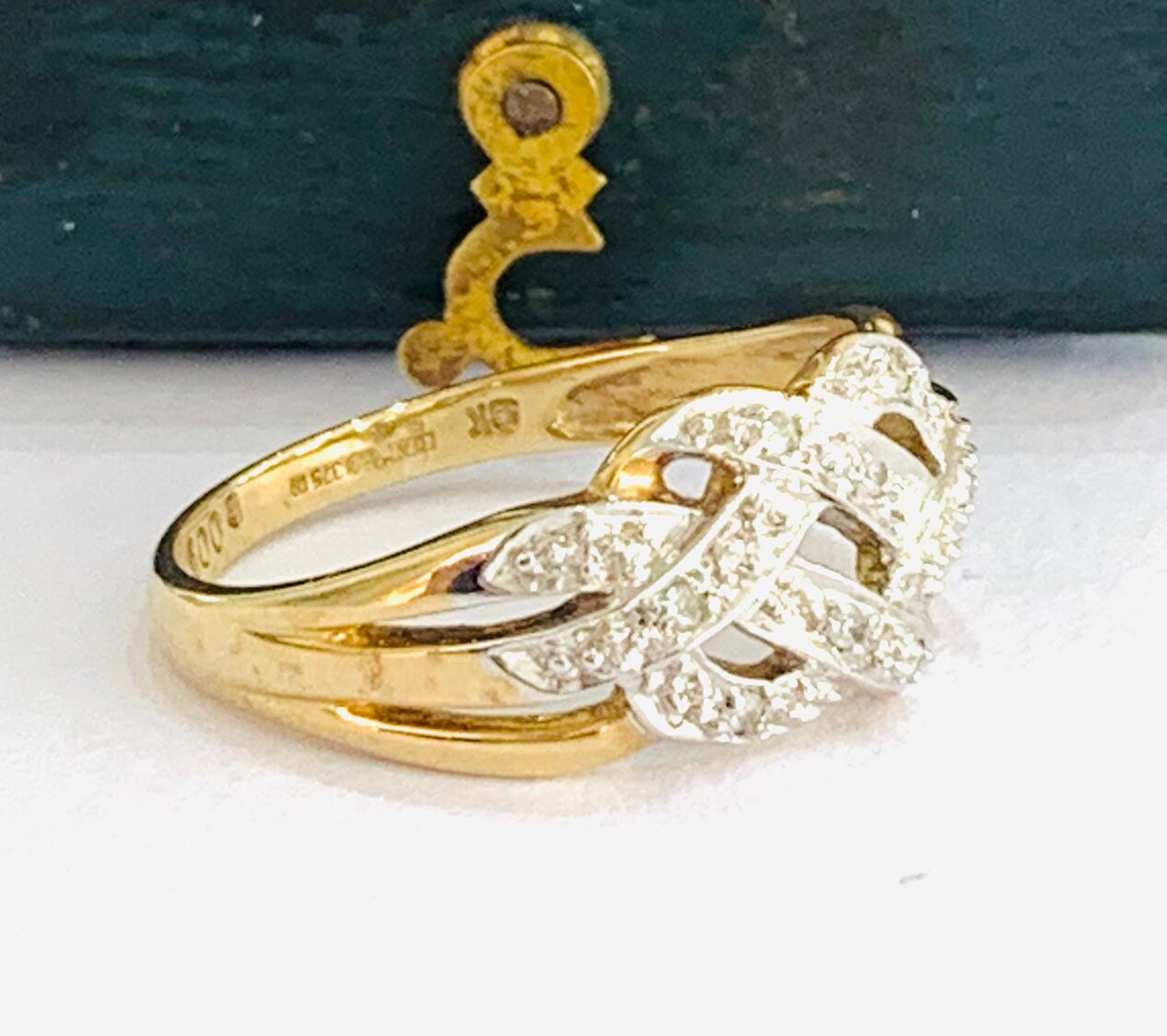 Stunning sparkling vintage 9ct gold Diamond dress ring fully