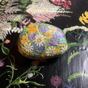 Handgeschilderde stenen bloemen presse-papier in lentepastelkleuren