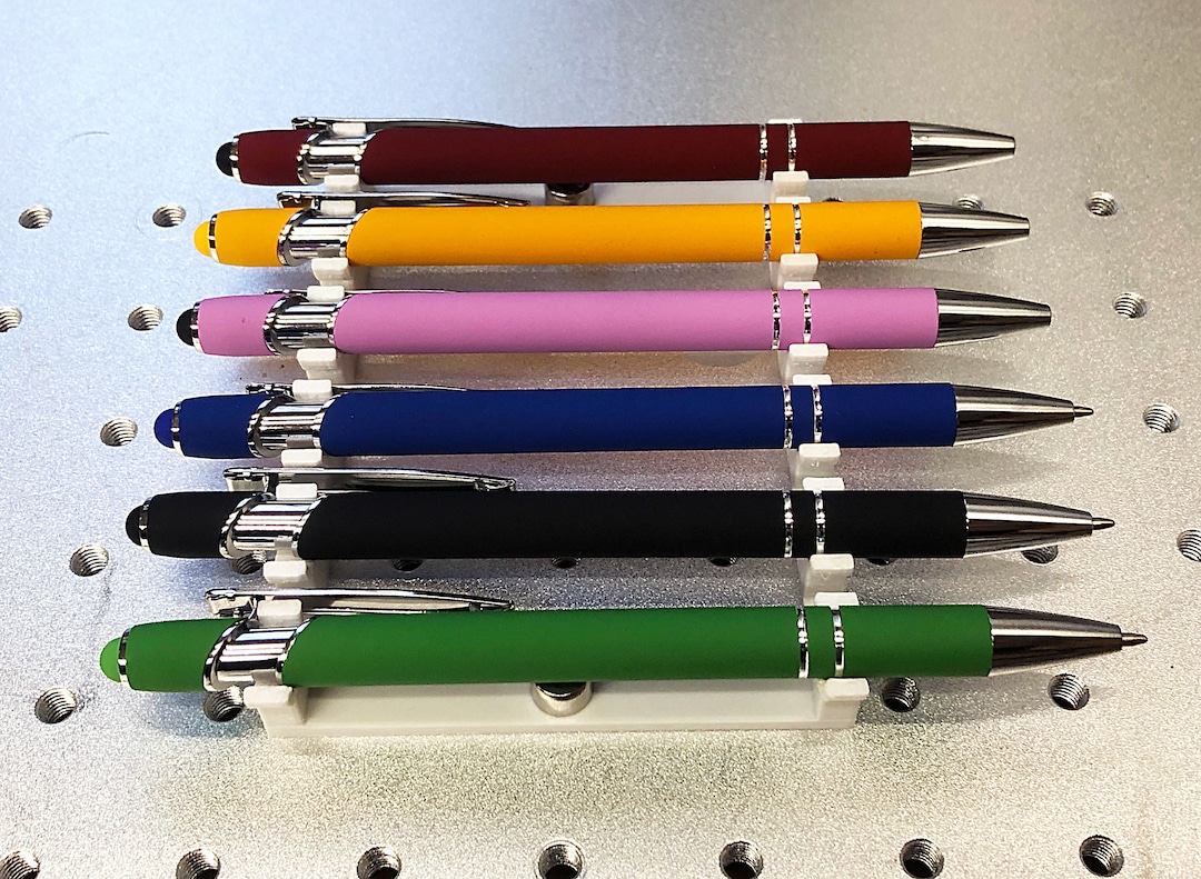 Plantilla para lápiz o bolígrafo para grabado láser de fibra. Impresa en 3D  a partir de plástico PETG. Capacidad para 6 piezas - Etsy México, image size:1080x791