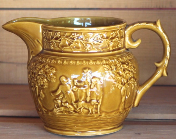 Hunter / dog pottery Pitcher (JAS) Hunter / dog pottery Pitcher (JAS)