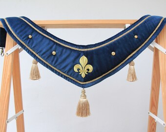 Collier équestre décoratif "col V" - Royal / fleur de lys / Médieval- Velours Bleu