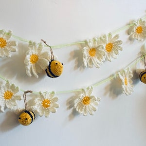 Daisy and bumble bee bunting / Garland