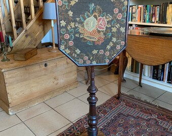 A Beautiful Regency Mahogany Polescreen C1815