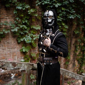Corvo Attano cosplay costume Dishonored videogame PC game series steampunk outfit custom costume cosplay events geek convention