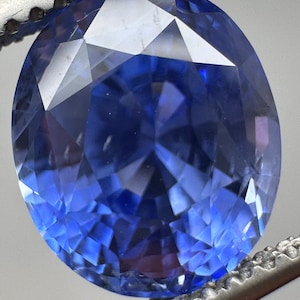 Large 5.2ct natural Sapphire. Unheated, untreated, oval gemstone.