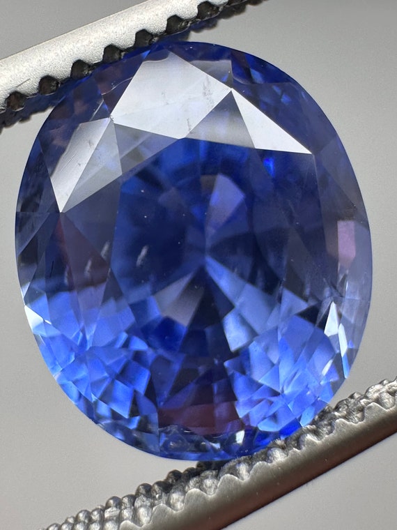 Large 5.2ct natural Sapphire. Unheated, untreated, oval gemstone.