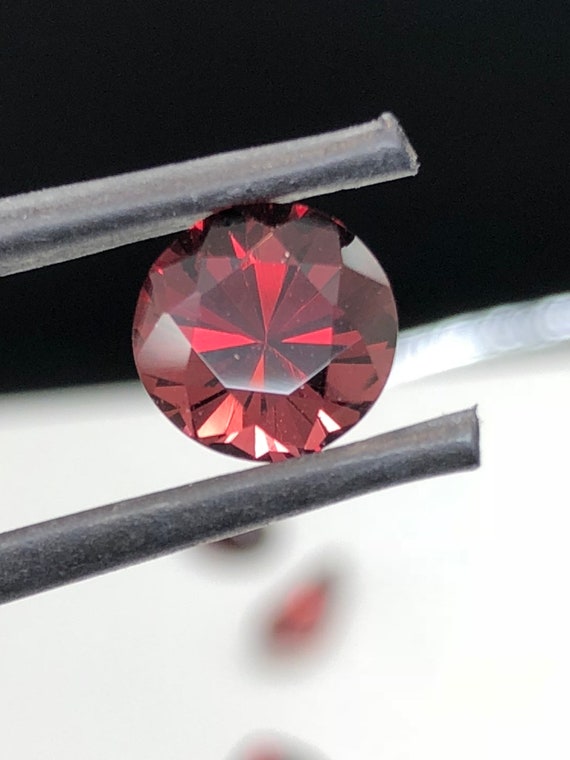 Umba Valley, Tanzanian Garnet 2.69ct 8.2mm clean, untreated gem