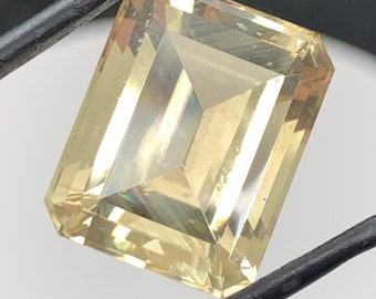 Huge 17.3ct yellow Oregon Sunstone. Large collectors piece Gemstone. Emerald cut, very light Schiller.